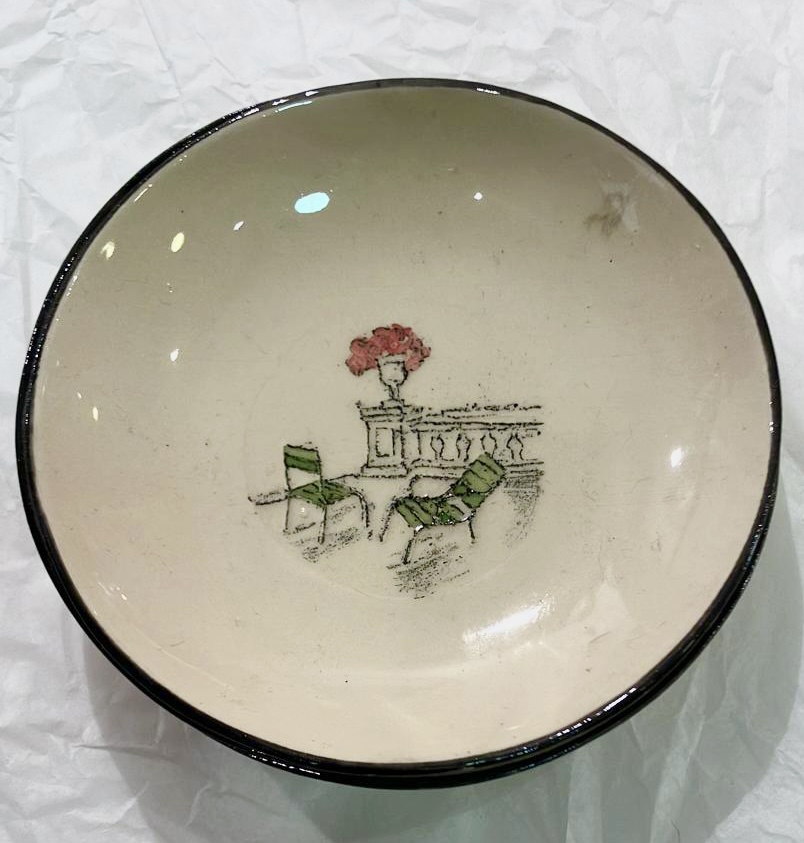 chaises et jardiniere